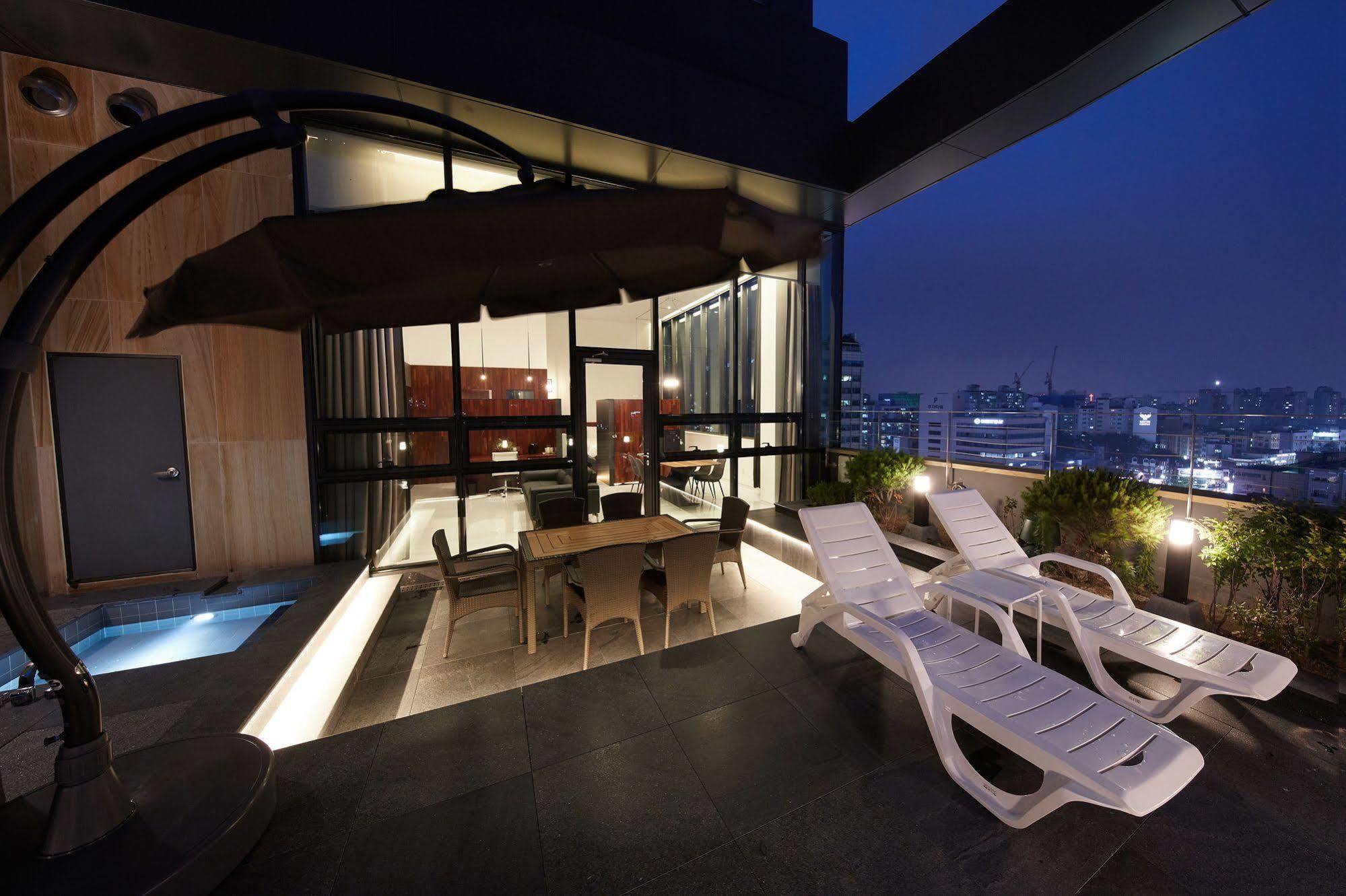 Standard Hotel Seoul Bagian luar foto