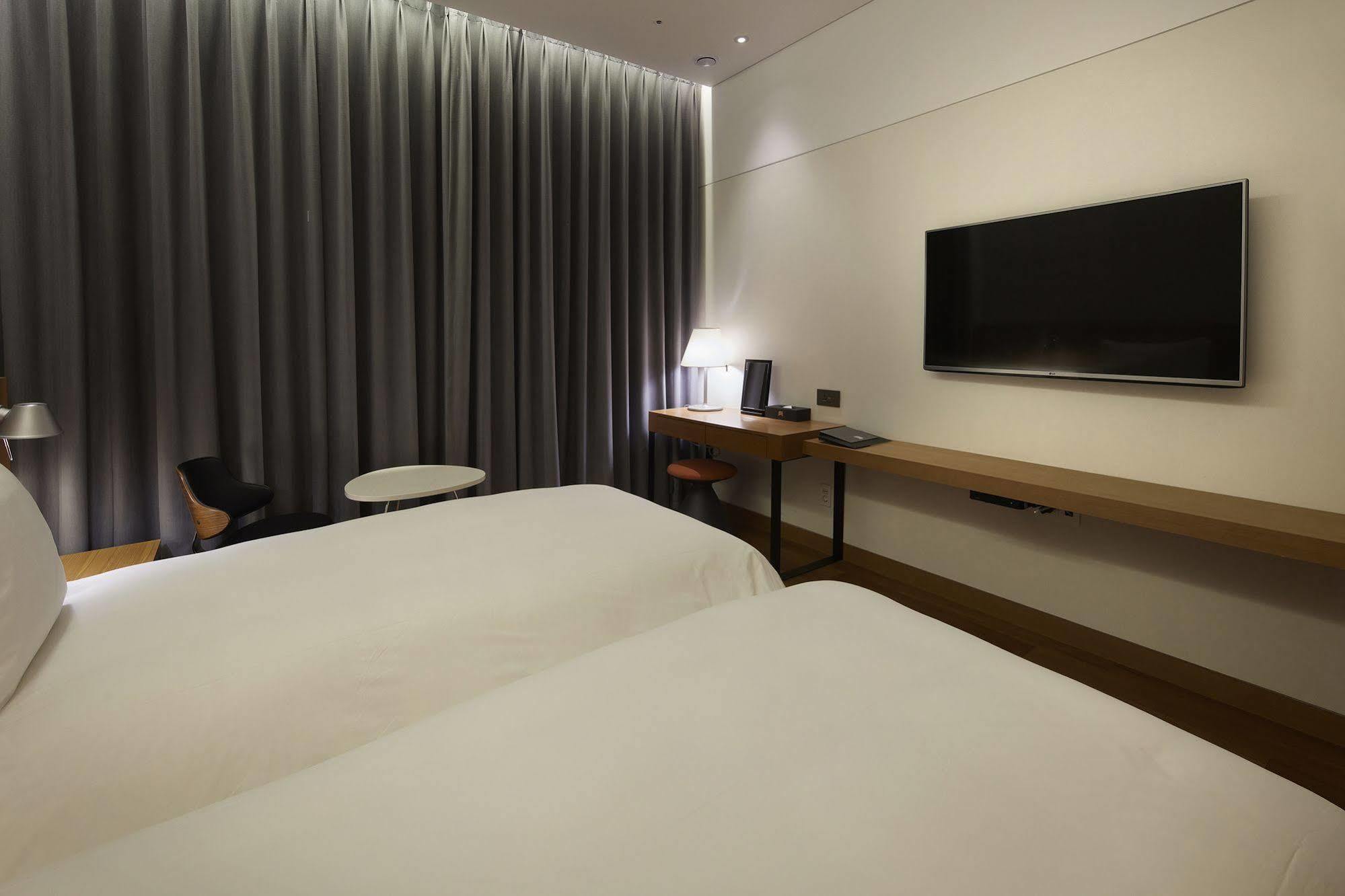Standard Hotel Seoul Bagian luar foto
