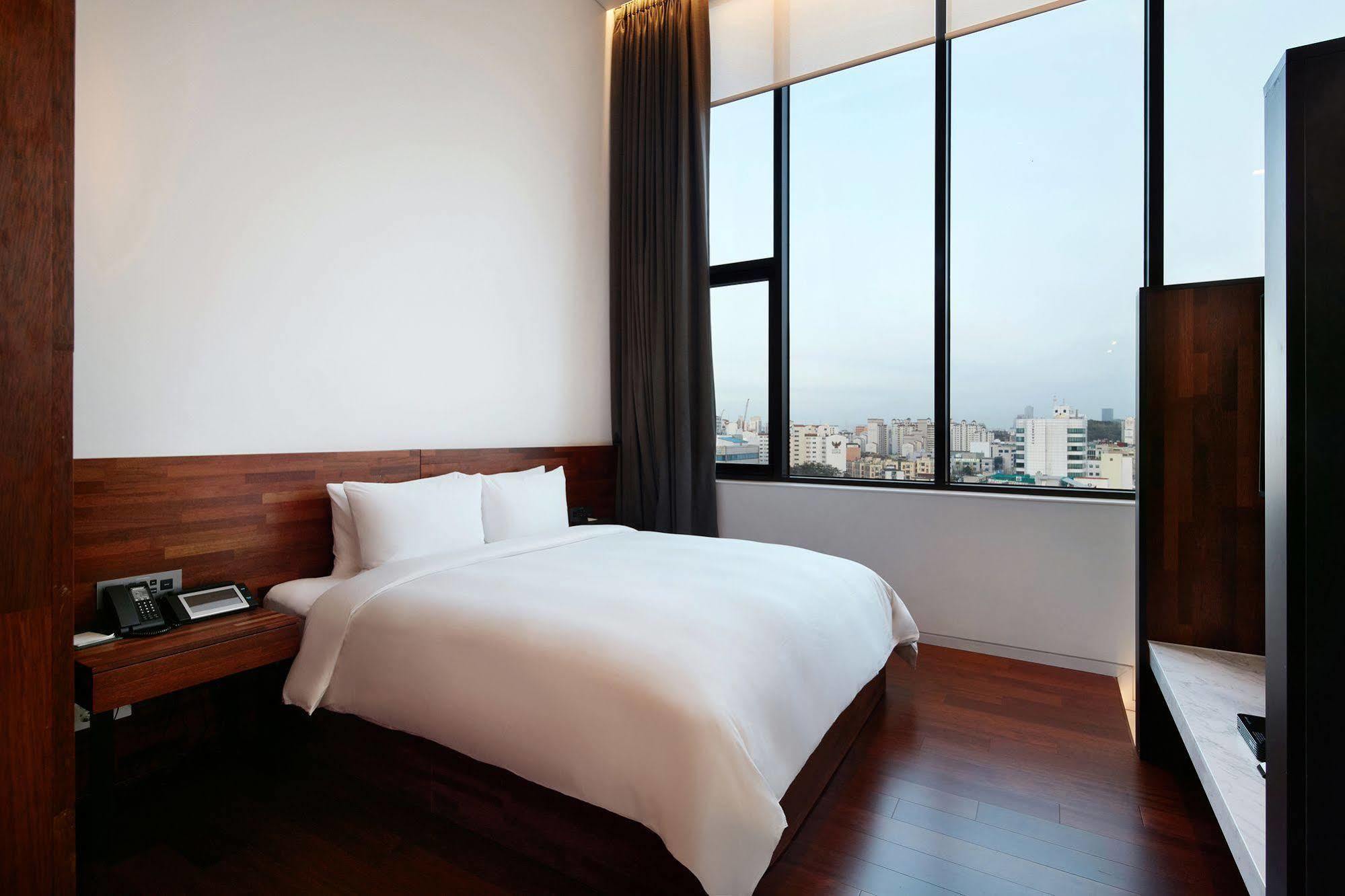 Standard Hotel Seoul Bagian luar foto